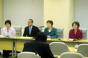 記者会見で説明するたぞえ都議